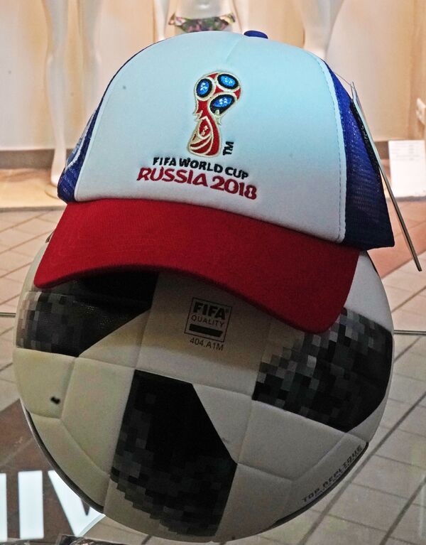 کلاه و توپ در مغازه رسمی وسایل ویژه بازیهای جام جهانی 2018 در کالینینگراد روسیه - اسپوتنیک ایران  