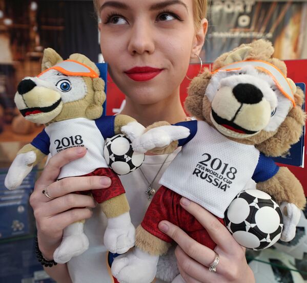 سمبل رسمی جام جهانی در مغازه رسمی وسایل ویژه بازیهای جام جهانی 2018 در کالینینگراد روسیه - اسپوتنیک ایران  