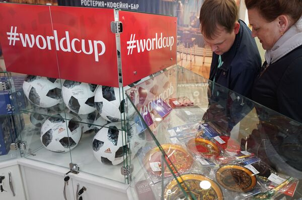 مغازه رسمی وسایل ویژه بازیهای جام جهانی 2018 در کالینینگراد روسیه - اسپوتنیک ایران  
