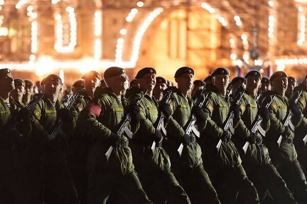 تمرینات نظامی در میدان سرخ به مناسبت 73مین سالگرد پیروزی روسیه در جنگ جهانی دوم - اسپوتنیک ایران  
