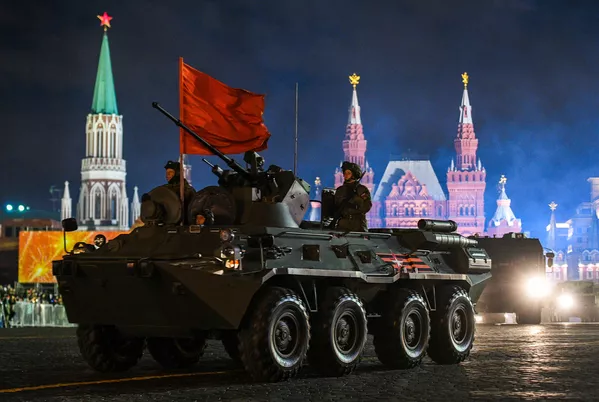 نفربر زرهی BTR-82A در تمرین رژه نظامی در میدان سرخ به مناسبت 73مین سالگرد پیروزی روسیه در جنگ جهانی دوم - اسپوتنیک ایران  