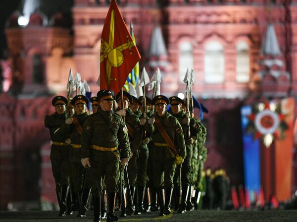 تمرینات نظامی در میدان سرخ به مناسبت 73مین سالگرد پیروزی روسیه در جنگ جهانی دوم - اسپوتنیک ایران  