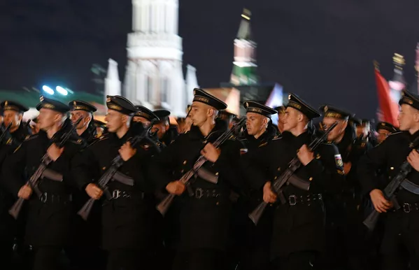تمرینات نظامی در میدان سرخ به مناسبت 73مین سالگرد پیروزی روسیه در جنگ جهانی دوم - اسپوتنیک ایران  