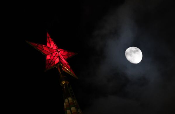 ماه در کنار ستاره ی یکی از ساختمان های کرملین - اسپوتنیک ایران  