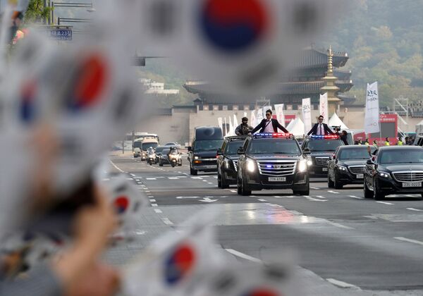 مردم در حال خوش آمد گویی به رئیس جمهور کره جنوبی که برای دیدار با رهبر کره شمالی می رود - اسپوتنیک ایران  