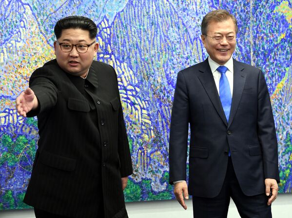 رهبران کره شمالی و جنوبی در هنگام ملاقات در خانه صلح - اسپوتنیک ایران  