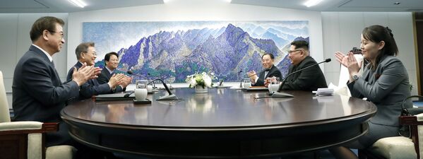 رهبران کره شمالی و جنوبی در زمان ملاقات در خانه صلح در روستای پانمونجوم - اسپوتنیک ایران  