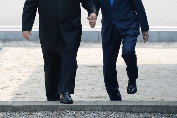 رهبران کره شمالی و جنوبی در هنگام ملاقات در روستای پانمونجوم - اسپوتنیک ایران  