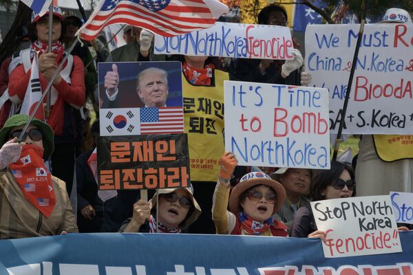 مخالفین کره شمالی در راهپیمایی مقابل ایست بازرسی تانگیل - اسپوتنیک ایران  