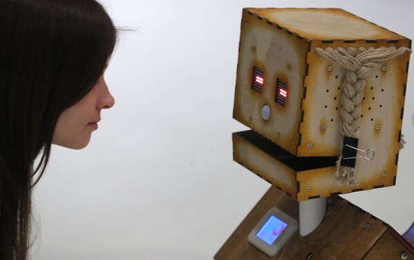 بازدیدکننده ربات «چوبی» شرکت Robodem Skolkovo Robotics در مسکو در نمایشگاه - اسپوتنیک ایران  