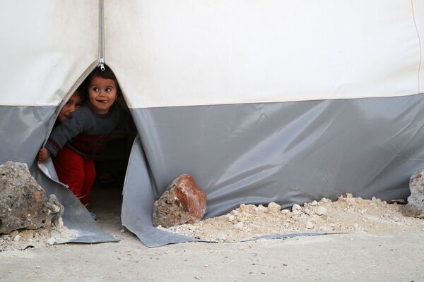 کودکان در چادرهای اردوگاه موقت در غوطه شرقی - اسپوتنیک ایران  
