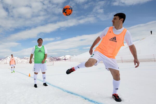فوتبالیست ها در زمین یخی در محل تفریحی زمستانی «گورکی گورود» - اسپوتنیک ایران  