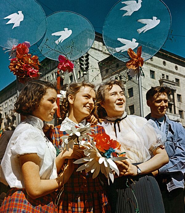جوانان شوروی در جشن روز اول می در مسکو، سال ۱۹۵۹ - اسپوتنیک ایران  