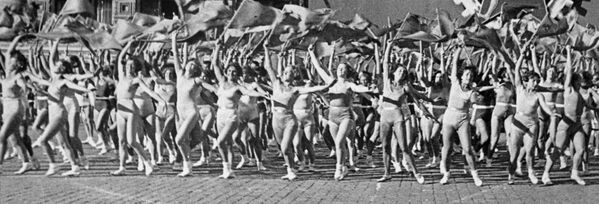 رژه تربیت بدنی در میدان سرخ به مناسبت روز کارگر سال ۱۹۳۶ - اسپوتنیک ایران  