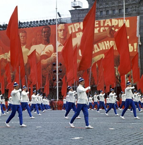 رژه ورزشکاران در میدان سرخ به مناسبت روز کارگر ، سال ۱۹۷۲ - اسپوتنیک ایران  