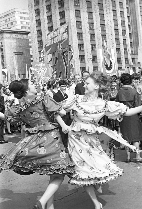 شرکت کنندگان در جشن روز کارگر در مسکو ، سال ۱۹۶۸ - اسپوتنیک ایران  