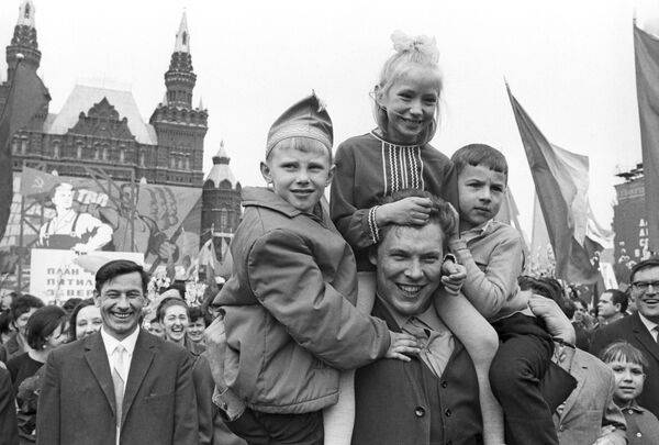 شرکت کنندگان جشن روز کارگر در مسکو ، سال ۱۹۶۸ - اسپوتنیک ایران  