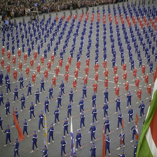رژه ورزشکاران به مناسبت روز اول می در میدان سرخ، مسکو، سال ۱۹۷۶ - اسپوتنیک ایران  