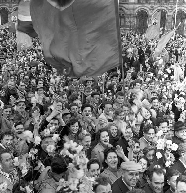 شرکت کنندگان در راه پیمایی روز کارگر  در میدان سرخ ، سال ۱۹۶۰ - اسپوتنیک ایران  