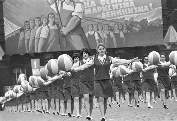 رژه ورزشکاران در میدان سرخ، اول می سال ۱۹۷۰ - اسپوتنیک ایران  