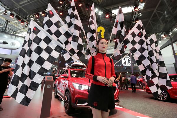کارمندان نمایشگاه سالانه خودرو در چین - اسپوتنیک ایران  