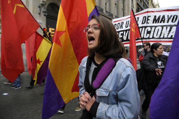 دختری در میان پرچم های جمهوری خواهان و کمونیست ها در راهپیمایی روز کارگر در بارسلون اسپانیا - اسپوتنیک ایران  