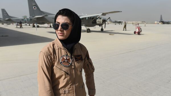 پناهنده  شدن نخستین خلبان زن افغان به امریکا - اسپوتنیک ایران  