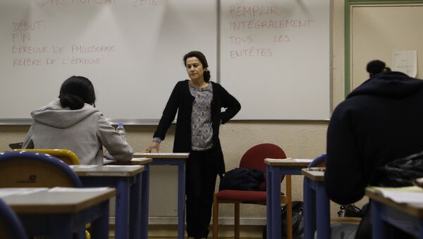 A teacher monitors (C) as High school students at the Charlemagne High School (Lycee Charlemagne) in Paris - اسپوتنیک ایران  