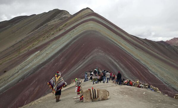 ساکنین محلی آند با لاما و توریست ها در مقابل کوه وینیکونکا در پرو - اسپوتنیک ایران  
