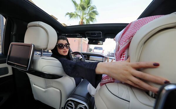زنی در حال یادگیری رانندگی در عربستان سعودی - اسپوتنیک ایران  
