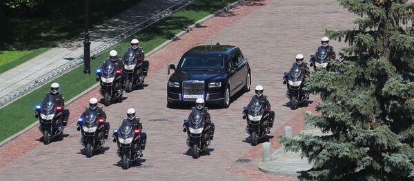 اتومبیلAurus رئیس جمهور ولادیمیر پوتین در محدوده ی کرملین مسکو اتومبیلAurus رئیس جمهور ولادیمیر پوتین در محدوده ی کرملین مسکو - اسپوتنیک ایران