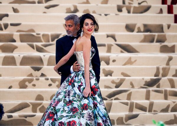 جرج کلونی به همراه همسرش امل در مراسم Met Gala 2018 در نیویورک - اسپوتنیک ایران  