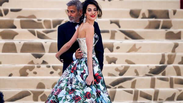 جرج کلونی به همراه همسرش امل در مراسم Met Gala 2018 در نیویورک - اسپوتنیک ایران  