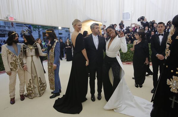 مدل کارلی کلوس، برندون ماکسول و کمدین تیفانی هدیش در مراسم Met Gala 2018 در نیویورک - اسپوتنیک ایران  