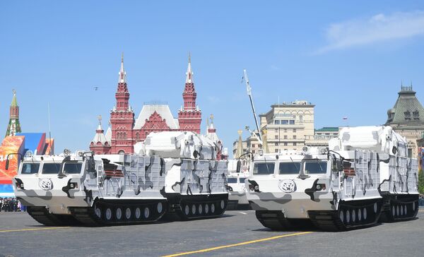سامانه موشکی قطبی پدافند هوایی تور ـ ام 2 دی تی در رژه نظامی در مسکو به مناسبت 73 ـ مین سالگرد پیروزی بر فاشیسم - اسپوتنیک ایران  
