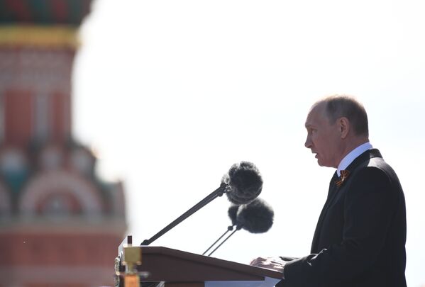 ولادیمیر پوتین، رئیس جمهور روسیه در رژه نظامی در مسکو به مناسبت 73 ـ مین سالگرد پیروزی بر فاشیسم - اسپوتنیک ایران  