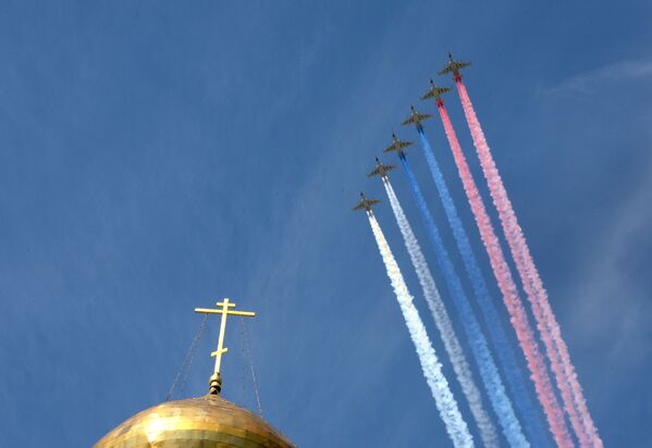 جنگنده های سوخو 25 در رژه نظامی در مسکو به مناسبت 73 ـ مین سالگرد پیروزی بر فاشیسم - اسپوتنیک ایران  