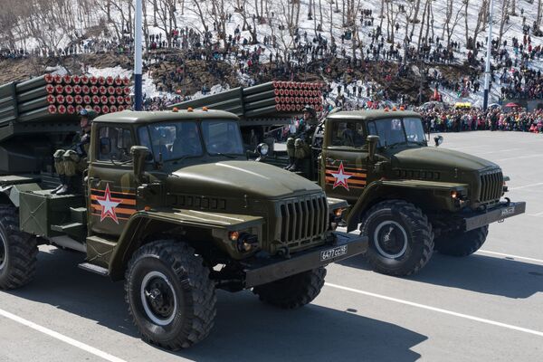ماشینها و تجهیزات نظامی در رژه روز پیروزی در پتروپاولوف-کامچاتکا - اسپوتنیک ایران  