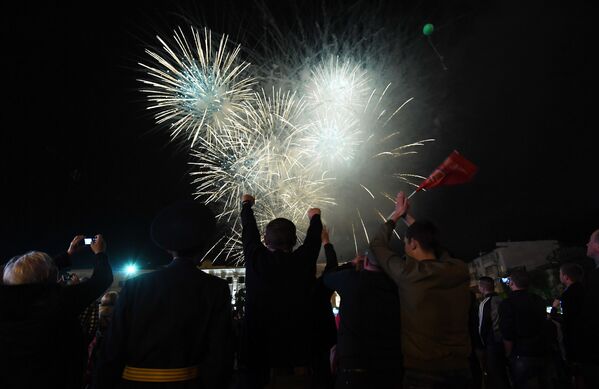 نور افشانی به افتخار روز پیروزی بر فاشیسم در شهر سیمفروپول - اسپوتنیک ایران  