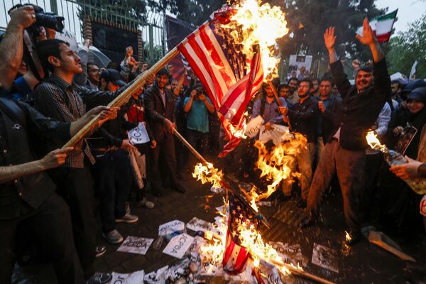 به آتش کشیدن پرچم آمریکا توسط تظاهرات کنندگان در تهران - ایران - اسپوتنیک ایران  