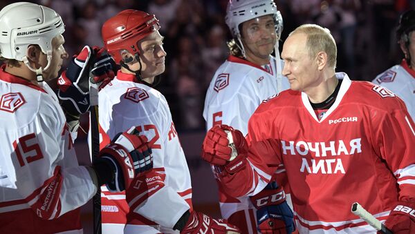 شرکت ولادیمیر پوتین، رئیس جمهور روسیه در مسابقه شبانه هاکی در کاخ یخ «بالشوی» سوچی - اسپوتنیک ایران  