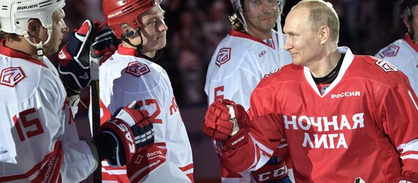 شرکت ولادیمیر پوتین، رئیس جمهور روسیه در مسابقه شبانه هاکی در کاخ یخ «بالشوی» سوچی - اسپوتنیک ایران  