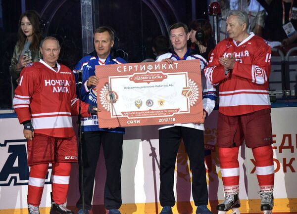 شرکت ولادیمیر پوتین، رئیس جمهور روسیه در مسابقه شبانه هاکی در کاخ یخ «بالشوی» سوچی - اسپوتنیک ایران  
