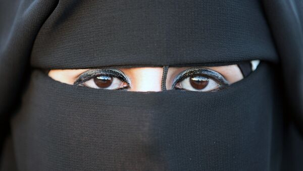 کارمند خطوط هوایی قطر به خاطر انتشار تصویر چادر زنانه تعلیق شد +عکس - اسپوتنیک ایران  