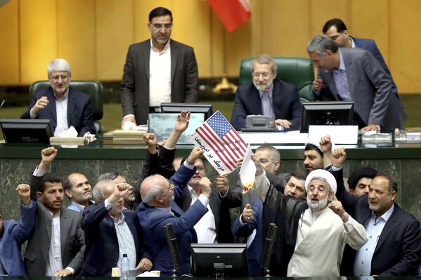 آتش زدن پرچم آمریکا در مجلس ایران - اسپوتنیک ایران  