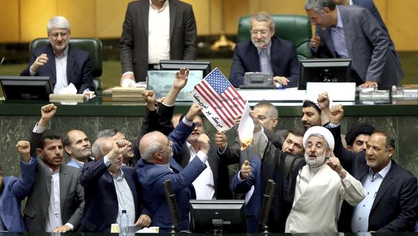Сжигание бумаг с изображением американского флага и ядерную сделку в парламенте Ирана - اسپوتنیک ایران  