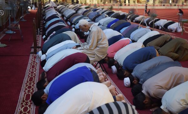 مسلمانان در حال خواندن نماز در اولین روز ماه رمضان - پاکستان - اسپوتنیک ایران  