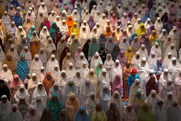 زنان مسلمان در حال خواندن نماز در اولین روز ماه رمضان - اندونزی - اسپوتنیک ایران  