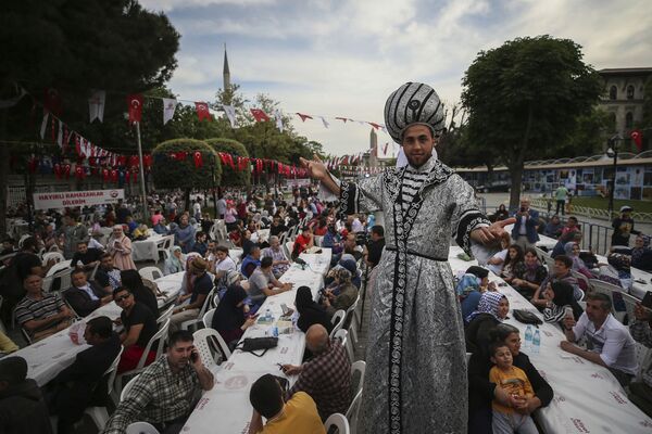 مردی در لباس عثمانی در هنگام افطار در اولین روز ماه رمضان - ترکیه - اسپوتنیک ایران  