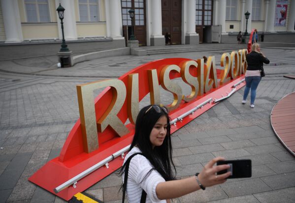 عکس سلفی با تزئینات صورت گرفته برای مسابقات جام جهانی 2018 روسیه - اسپوتنیک ایران  